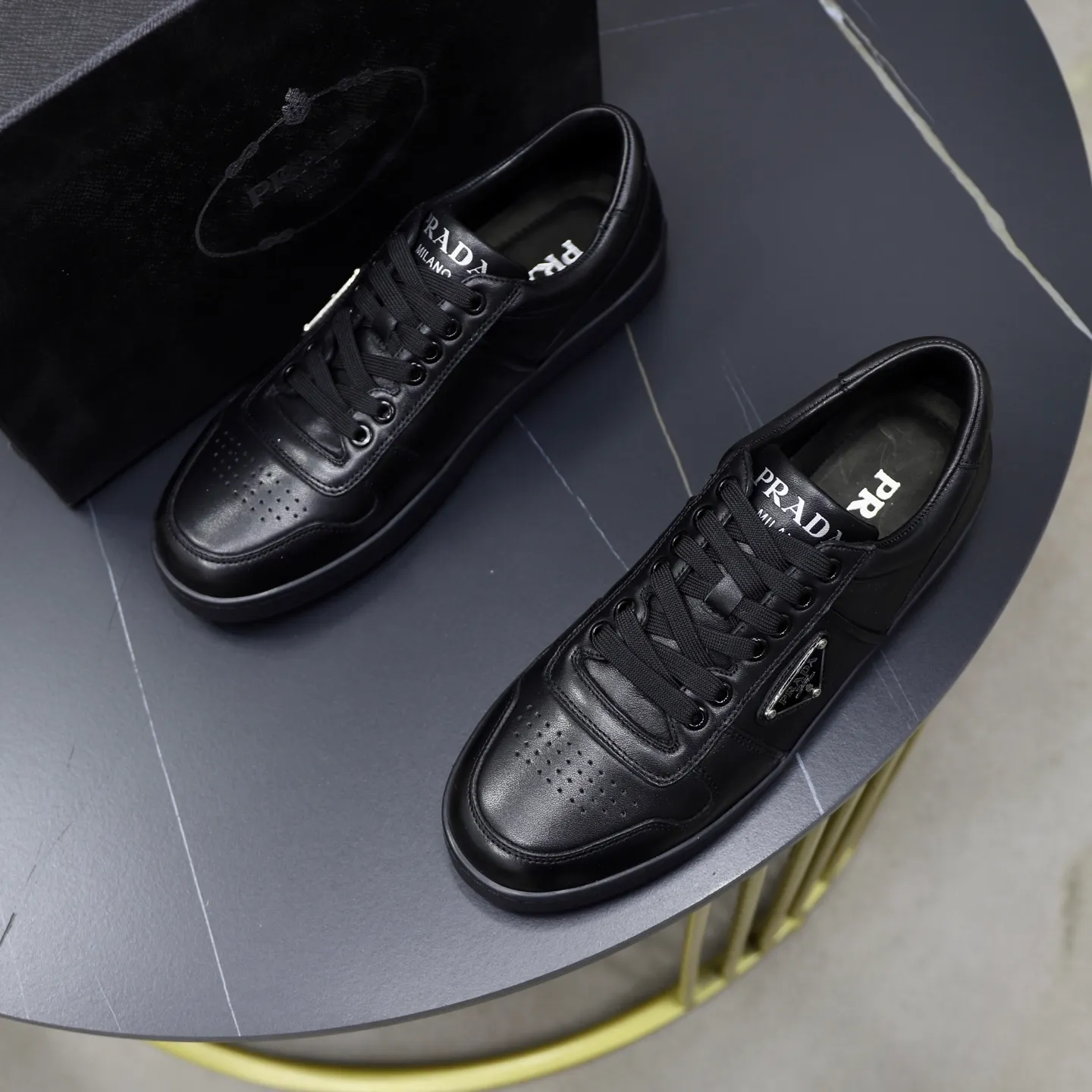 Factory price: 600💰Top original order Brand: PRADA (Prada) Standard code: Men's size 38/44 (45 can be customized) Grade: Same as the official website Material: Original cowhide surface splicing, cowhide lining, original wear-resistant soft outsole Style category: casual sports shoes, young fashion, European and American trends, British style Color: actual picture color